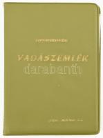 1982 Losonczi Pál (1919-2005) tiszaföldvári vadászaton, 16 db fénykép, albumban,10×15 cm
