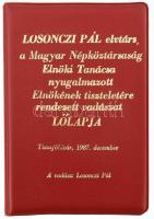1982 Losonczi Pál (1919-2005) lőlapjának tokja, benne 10 db vadászfotóval, albumban,10×15 cm