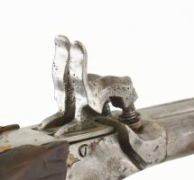 Csappantyús pisztoly. XVIII. sz. Dupla csöves, diófa markolat. 23 cm