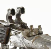 Csappantyús pisztoly. XVIII. sz. Dupla csöves, diófa markolat. 23 cm