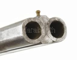 Csappantyús pisztoly. XVIII. sz. Dupla csöves, diófa markolat. 23 cm