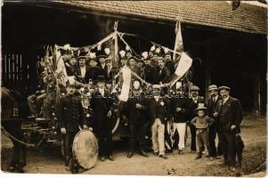 Tűzoltózenekar (?) lovaskocsin / firefighter (?) music band on horse-drawn carriage, photo (EB)