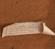 Hajós Hollanda Éva (1935-): Löszfal. Olaj, farost, jjl: Hajós. 50x90 cm, keretben, üvegezett, törött...