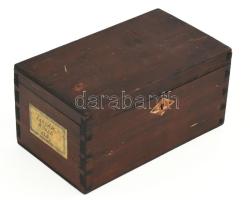 Régi fadoboz, az oldalán feliratozott címkével, kulcs nélkül, kopásnyomokkal, kis sérülésekkel, 21x12x10 cm