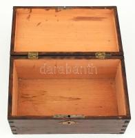 Régi fadoboz, az oldalán feliratozott címkével, kulcs nélkül, kopásnyomokkal, kis sérülésekkel, 21x1...