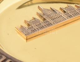 Katonai réz dísztál, a Parlament ábrázolásával, kopással, d: 24 cm