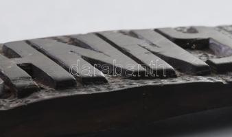 Johnny Cash vésett fa tábla, h: 24,5 cm