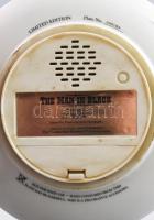 Johnny Cash zenélő porcelán falitál, kis kopással, d: 20,5 cm