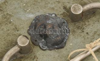 Régi fém kazetta, kulccsal, kopással, 15x10x7 cm