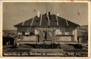 1942 Mikóújfalu, Micfalau (Kovászna, Covasna); Hősi emlékmű és országzászló a községháza előtt / military heroes monument and Hungarian flag in front of the town hall. photo (fl)