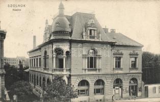 Szolnok Kaszinó étteremmel és Nagy József üzletével (EK)