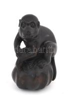 Japán netsuke - tökön ülő majom. Faragott, pácolt egzóta fa, felfűző lyukpárral, jelzett, m: 7 cm