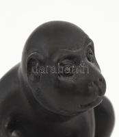 Japán netsuke - tökön ülő majom. Faragott, pácolt egzóta fa, felfűző lyukpárral, jelzett, m: 7 cm