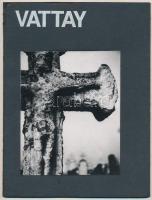 Vattay Elemér / Fotók / Képzőművészeti gyűjtemény. (Kiállítási katalógus). Bp., 1993, Kassák Múzeum, 6 sztl. lev. Benne: Vattay Elemér (1931-2012): Latinovits Zoltán, a hátoldalon pecséttel jelzett művész fotó, 23x18 cm. Kiadói tűzött papírkötés, kiadói papírtokban.