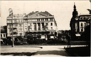 Kolozsvár, Cluj; Piata Unirii / Fő tér, P. Kováts üzlete, automobil / main square, shops, automobile (fl)