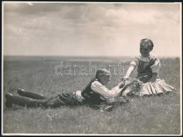 cca 1930-1940 Fiú és lány népviseletben, sajtófotó, a hátoldalon pecséttel jelzett (Universal Press Assocation, Bp. VI., Andrássy-út 86.), 23x17 cm