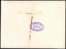 cca 1930-1940 Fiú és lány népviseletben, sajtófotó, a hátoldalon pecséttel jelzett (Universal Press ...