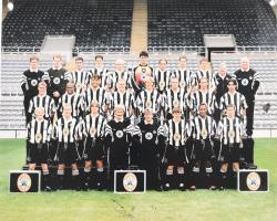 1996 A Newcastle labdarúgócsapat játékosai által aláírt fotó.sarkain akasztó lyukkal / Autograph signed photo of Newcastle football team