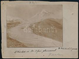 Kazbek hegy Grúziában az Or-Zferi gleccserrel. Beluleszkó Sándor (1879-1914): etnográfus felvétele. Keményhátú fotó, kartonon. 16x11 cm