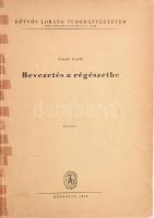 László Gyula: Bevezetés a régészetbe. Kézirat. Bp., 1958, Felsőoktatási Jegyzetellátó V. 155p. Lapszámozáson belül 24 táblával. (A szerző rajzai.) Csak 200 példány készült.  /Eötvös Loránd Tudományegyetem Bölcsészettudományi Kar./ Tűzve, kiadói papírborítóban. ragasztással