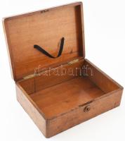 Antik fadoboz, zsanéros fedéllel, zár nélkül, kopott, alja sérült, 32,5x23,5x11 cm