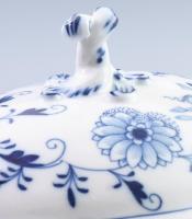 Meissen hagymamintás szószkínáló. Jelzett, repedéssel, h: 26,5 cm