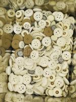 Andaco Kaffee nagyméretű kávés fémdoboz, benne cca 300-400 darab gombbal, 35x25x18 cm