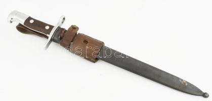 Svájci M1899 bajonett, jelzett, gyártó: Waffenfabrik Neuhausen. Komplett, bőr papuccsal és hüvellyel. Pengehossz: 29 cm, teljes: 41 cm. / Swiss M1899 bayonet, complete with leather frog and scabbard