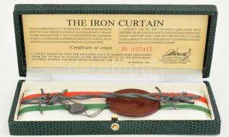 1989 A Magyar-Osztrák határon húzódó vasfüggöny egy darabja, magyar szalaggal, díszdobozban, leíráss...