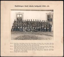 1933 A győr-szabadhegyi tüzér tiszti iskola hallgatóinak fotója kartonon, rányomatva a fotón szereplők neveivel, Jánossy János győri fotós pecsétjével, hátoldalon felirattal, 12×16,5 cm