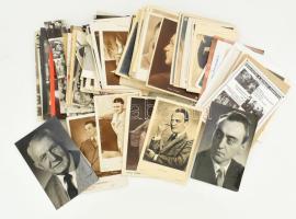 Vegyes színészeket, énekeseket ábrázoló fotók, képeslapok, nyomtatványok; közte régi híres színészek, színésznők, (Lilian Harvey, Greta Garbo, stb.), magyar színészek és előadók, néhány aláírt/dedikált is (pl. Fényes György nótaszerző)