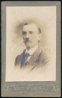 cca 1905 Férfiportré, keményhátú fotó Dimány Olivér tatai műterméből, csak pecsétjével a hátoldalán,...