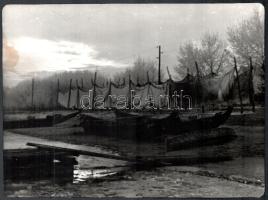 cca 1930 Halászok és halászhálók, azonosítatlan helyszínnel, 3 db fotó, közte foltos, 17x23 cm
