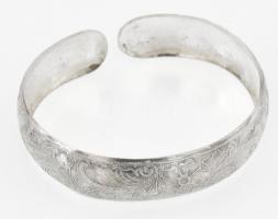Ezüst(Ag) ornamentikus mintával díszített karperec, jelzett, d: 5 cm, nettó: 6,2 g
