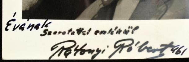Rátonyi Róbert (1923-1992) autográf felírása és évszámozása és aláírása az őt és nyomtatott dedikáci...
