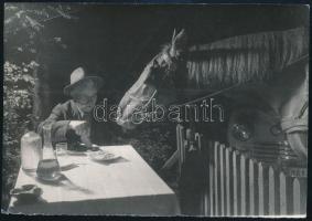 Gink Károly (1922-2002): Idős ember megosztja az ételét a lovával, fotó, a hátoldalán pecséttel jelzett (Magyar Foto Gink Károly, Béke és Szabadság, 9x13 cm
