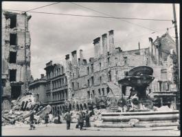 1945 Szendrő István (1908-2000): A romos Kálvin-tér részlete, előtérben a szétlőtt Danubius-kúttal, jelzés nélkül, 17x22 cm