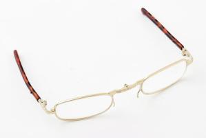 Régi összecsukható szemüveg, díszdobozban, h: 9 cm