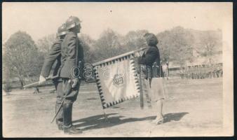 cca 1940 Zászlóavatás honvédekkel, 8x13 cm