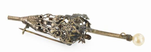 Ezüst(Ag) filigrán esernyő bross gyönggyel, jelzés nélkül, h: 7,5 cm, bruttó: 4,3 g