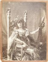cca 1910 Ismeretlen színésznő nagyméretű portréja, fotó kartonon, a felületén karcolásokkal, kissé k...