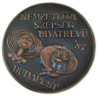 Kutas Ágnes (1966-) 1985. "Nemzetközi Szépség Divatrevü - Budapest" egyoldalas öntött bronz emlékérem, eredeti tokban (84mm) T:UNC patina