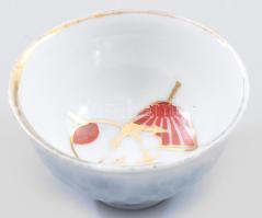 Japán porcelán katonai szakés csésze. cca 1940-1944, Tengerészet, páros zászló és vasmacska díszítéssel, hátoldalán dombornyomott kékes színezéssel, aranyozásán kopottsággal, d: 5 cm