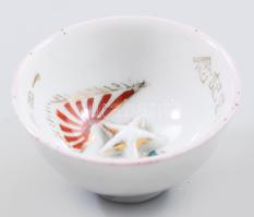 Japán porcelán katonai szakés csésze. cca 1940-1944, 41. Gyalogos egység, Yamamoto tulajdonosi megjelöléssel. Domború csillaggal, zászlóval és paulownia levéllel díszített, hibátlan, d: 5,5 cm, m: 3 cm