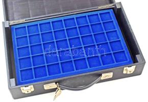 Műbőr érmetartó koffer újszerű állapotban, benne 5db érmetartó tálca 31x31mm-es és 34x34mm-es férőhe...