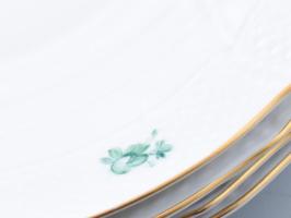 Herendi zöldvirágos mélytányér garnitúra, jelzett, egyik darab későbbi pótlás és sérült, d: 25,5 cm