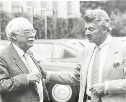 Boldizsár Iván és Josef von Ferenczy, feltehetően 1988-ban Bécsben, Az ellentétek párbeszéde c. rendezvényen, fotó, hátoldalán Johann Klinger bécsi fényképész pecsétjével jelzett, 20x25,5 cm