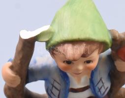 Aquincum cipőfűző fiú + öltözködő lány + német imádkozó kislány + sérült Hummel kisfiú ágak között