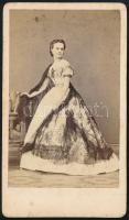 cca 1865 Divatos pesti hölgy portréja, keményhátú fotó, Borsos és Doctor pesti műterméből, 10x6 cm