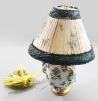 Herendi Viktória mintás asztali lámpa koi hal figurás díszítésekkel. Sérülésekkel, sérült búrával, m: 50 cm